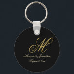 Llavero Elegante Black Gold Script MonogramButton Keychain<br><div class="desc">Estas elegantes cadenas de bodas de monograma negro de personalizado hacen un favor de boda único para dar a sus invitados o fiesta de boda. La plantilla de diseño de moda presenta el monograma inicial del apellido del novio junto con los nombres de la novia y del novio y la...</div>