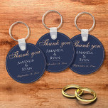 Llavero Elegante Boda azul oscuro gracias<br><div class="desc">Elegante Boda azul oscuro Gracias cadena de claves. Este elegante llavero es un gran favor de boda para sus invitados. Fondo azul oscuro con texto en un guión moderno. Puede personalizar fácilmente todo el texto - personalizarlo con el nombre de la novia, el nombre del novio, la fecha del boda...</div>