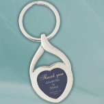 Llavero Elegante Boda azul oscuro gracias<br><div class="desc">Elegante Boda azul oscuro Gracias cadena de claves. Este elegante llavero, de forma cardíaca, es un gran favor de bodas para los huéspedes. Fondo azul oscuro con texto en un guión moderno. Puede personalizar fácilmente todo el texto - personalizarlo con el nombre de la novia, el nombre del novio, la...</div>