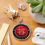 Llavero Elegante celebración del 15° Rosa de aniversario d<br><div class="desc">¡Celebren su décimo quinto rosa de aniversario con este elegante keychain conmemorativo! Las elegantes letras con un romántico fondo rosa rojo añaden un toque memorable a esta ocasión especial y un hito. Personalizar con los nombres de la pareja, fecha de aniversario y hasta 2 líneas de mensajería. Diseño © W.H....</div>