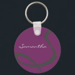Llavero elegante moda simple moderna moda monograma púrpur<br><div class="desc">Este impresionante y sofisticado diseño presenta su monograma en un gris de acero,  sobre un sólido fondo de ciruela. Elegante y sobria,  en una presentación contemporánea,  este diseño es el regalo perfecto para una mujer elegante.</div>