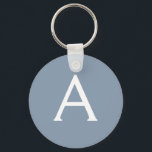 Llavero Elegante Monograma moderno Minimalista azul turbio<br><div class="desc">Presentamos nuestra Dusty Blue Minimalista Monogram Elegant Collection: Eleva tu estilo con sofisticación y encanto intemporal. Nuestra colección presenta diseños minimalistas en un suave y polvoriento matiz azul, realzados con elegantes monogramas adaptados a su gusto personal. Desde la papelería refinada hasta los accesorios versátiles, cada pieza de nuestra colección está...</div>