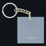 Llavero Elegante Monograma moderno Minimalista azul turbio<br><div class="desc">Presentamos nuestra Dusty Blue Minimalista Monogram Elegant Collection: Eleva tu estilo con sofisticación y encanto intemporal. Nuestra colección presenta diseños minimalistas en un suave y polvoriento matiz azul, realzados con elegantes monogramas adaptados a su gusto personal. Desde la papelería refinada hasta los accesorios versátiles, cada pieza de nuestra colección está...</div>