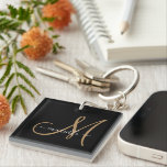 Llavero Elegante Monograma Oro Negro Keychain<br><div class="desc">Cadena de claves personalizada con un sans serif dorado inicial y nombre en un fondo negro. Fabricado con acrílico ultraduradero y resistente a UV y a prueba de agua. Un estilo moderno de tipografía minimalista. Haga clic en "personalizar más adelante para usar nuestra sencilla herramienta de diseño para elegir un...</div>