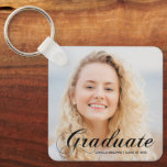 Llavero Elegante Personalizado de fotografía graduado flor<br><div class="desc">Graduado escrito en elegante escritura florida negra sobre tu foto de retrato senior hace una hermosa y minimalista cadena de claves de graduación con dos lados. Personalizar con tu nombre y clase de secundaria o universitaria de 2025 bajo la tipografía cursiva de la moda y añade una segunda fotografía en...</div>