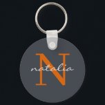 Llavero Elegante pizarra oscura con monogramado Naranja<br><div class="desc">Eleva tu estilo con esta sofisticada cadena de claves con un fondo gris pizarra oscuro,  un vibrante monograma naranja y un nombre blanco nítido. Perfecto para regalos y accesorios personalizados,  este diseño único añade un toque de elegancia a sus productos básicos de uso diario.</div>