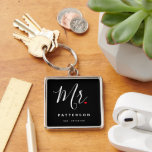 Llavero Elegante Sr. Personalizado Apellido y Boda de fech<br><div class="desc">El regalo perfecto para que cualquier novio sea, el diseño divertido y moderno cuenta con un elegante guión de tipografía "Mr." con un lindo corazón de amor rojo para todos. El diseño es fácil de personalizar con su apellido y fecha establecida y será el perfecto recuerdo de su día especial....</div>