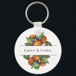 Llavero Elegante vegetación de cítricos botánicos<br><div class="desc">Bonito, elegante, moderno y bohemio personalizado y a la medida de los botones de boda para su ocasión especial! El diseño coincide con el resto de la colección de follaje de hoja Naranja. Naranja acuarela con hojas de color verde oscuro y claro borde lateral de hoja de follaje encuadra la...</div>