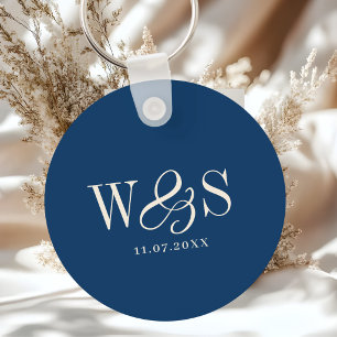 Llavero Elegantes parejas de novios con inicial azul marin