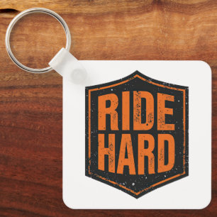 Llavero Emblema Rústico de Motociclista "Ride Hard"