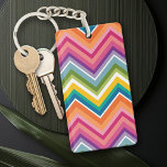 Llavero Enorme patrón de cheurón colorido<br><div class="desc">Un diseño de zag en zig,  atrevido,  en colores dulces y alegres. Este colorido diseño se puede encontrar en muchos estilos fundas populares. Si necesita hacer ajustes al arte,  haga clic en el botón personalizar y haga cambios.</div>