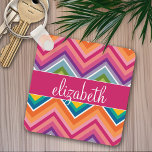 Llavero Enorme patrón de cheurón colorido con nombre<br><div class="desc">Un diseño de zag en zig,  atrevido,  en colores dulces y alegres. Este colorido diseño se puede encontrar en muchos estilos fundas populares. Si necesita hacer ajustes al arte,  haga clic en el botón personalizar y haga cambios.</div>
