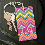 Llavero Enorme patrón de cheurón colorido con nombre<br><div class="desc">Un diseño de zag en zig,  atrevido,  en colores dulces y alegres. Este colorido diseño se puede encontrar en muchos estilos fundas populares. Si necesita hacer ajustes al arte,  haga clic en el botón personalizar y haga cambios.</div>