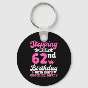Llavero Entrando En Mi Cumpleaños Número 62 Con La Gracia 