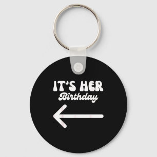 Llavero Es su cumpleaños (punta de flecha) Dicho de humor