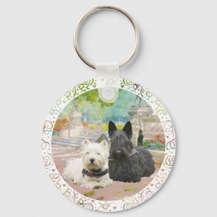 Llavero Escocia y Westie en un jardín