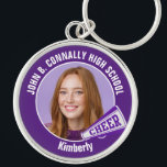 Llavero Espíritu del colegio de animadores morado<br><div class="desc">Este genial regalo de fotos de animadores de la escuela secundaria personalizada incluye tipografía blanca de tu equipo y nombre de jugador en una cadena de teclas moradas con un megáfono de vítores. Personalice con la fotografía de su estudiante y el año de clase como un orgulloso padre animador. Un...</div>