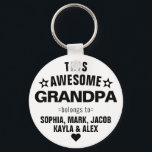 Llavero Este maravilloso abuelo pertenece al día del padre<br><div class="desc">Personalizado Este Increíble Abuelo Abuelo Pertenece a la Cadena Blanca Negra del Día del Padre con los nombres de sus hijos.</div>