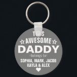 Llavero Este papá maravilloso pertenece al gris del día de<br><div class="desc">Personalizado,  este maravilloso papá pertenece a la cadena de teclas gris plateado del Día del Padre Estrella Personalizarlo con los nombres de sus hijos.</div>
