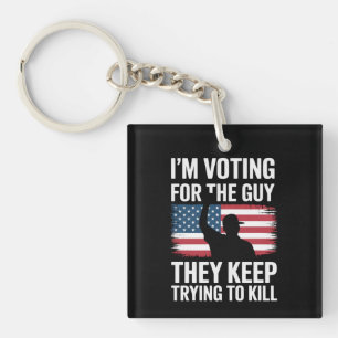 Llavero Estoy votando por el tipo al que siguen tratando d