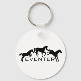 Llavero Eventer con tres caballos saltando