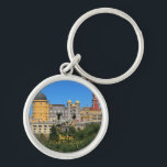 Llavero Fairytale Sintra Palace foto en Portugal<br><div class="desc">Sintra es una encantadora ciudad cerca de Lisboa, Portugal, famosa por su rico patrimonio histórico y sus hermosos monumentos. Una de las joyas de la corona es el Palacio Nacional de Pena, obra maestra de la arquitectura que atrae a visitantes de todo el mundo. Está situado en lo alto de...</div>