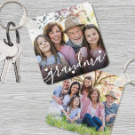 Llavero Familia de abuelas de doble lado personalizado dos<br><div class="desc">Crea un keepsake especial con esta cadena de fotos de personalizado, diseñada sólo para la abuela o el abuelo. La parte delantera incluye espacio para una foto favorita con la palabra "abuela" escrita en la parte inferior en una fuente de escritura fluida (en cambio, puedes cambiarla fácilmente para decir "abuelo"),...</div>