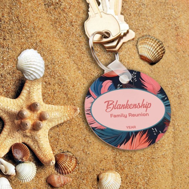 Llavero Familia Reunión Colorida Feathered Tropical (This colorful family reunion keychain memento is a year-round reminder of your recent gathering.)