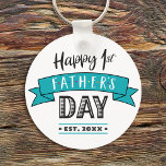 Llavero Feliz 1° Día del Padre Banner Turquesa Guay Bold<br><div class="desc">"Feliz Día del Primer Padre". Deja que papá exprese su alegría de convertirse en un nuevo padre. Guay, la tipografía gráfica, moderna en negro, gris y blanco y una pancarta azul verde azulada superponen a un Personalizar de fondo blanco con el año en que se convirtió en papá para el...</div>