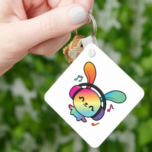 Llavero Feliz Conejo con auriculares escuchando música.