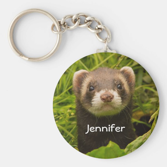 Llavero Ferrete marrón en la hierba (Frente)