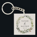Llavero Fiesta de bodas en invierno de otoño en un follaje<br><div class="desc">Las parejas de follaje rústico nombran el diseño de la fiesta de bodas. Con una hermosa follaje acuarela,  flores blancas y escritura a mano de escritura. Este diseño moderno le permitirá elegir el estilo de su fiesta.</div>