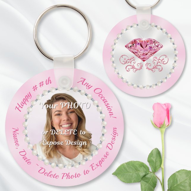 Llavero Fiesta de cumpleaños de mujer favorece a los adult (Ideas for goodie bags for adults. Personalized photo keychains. Diamonds and Pearls party theme.)