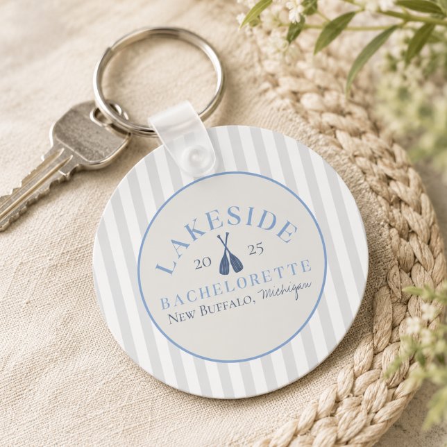 Llavero Fin de semana de chicas de despedida de soltera en (Classic Lake Bachelorette Girls Weekend Keychain)
