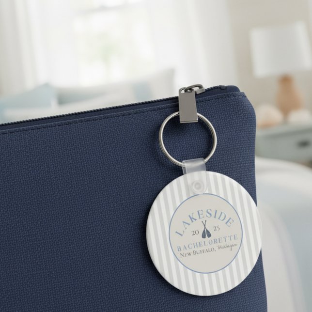 Llavero Fin de semana de los Chicas clásicos de Bacheloret (Kick back at the lake with this coastal Classic Lake Bachelorette Girls Weekend Keychain!)