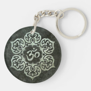 Llavero Flor de Lotus OM con efecto de acero envejecido