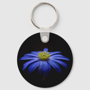 Llavero Flor de margarita azul Gerbera en un fondo negro