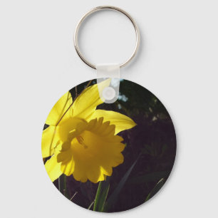 Llavero flor de narciso amarillo en la luz del sol