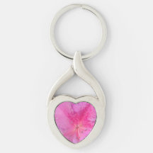 Flor rosa vibrante con corazón torcido