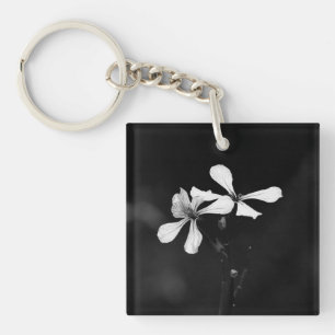 Llavero floral blanca y negra mínima