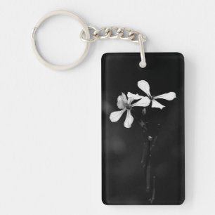 Llavero floral en blanco y negro minimalista