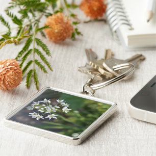 Llavero Flores Blancas Delicadas Florales en la Naturaleza