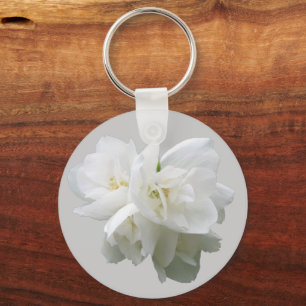 Llavero Flores blancas sobre fondo gris claro