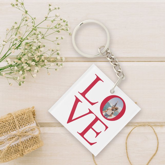 Llavero Foto de amor (Celebrate your love with this keychain that features Love in a classic font with a photo in the "o".)