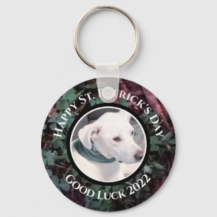 Llavero Foto de Cute White Dog Green Shamrock Clovers
