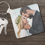 Llavero Foto del Boda personalizado recién casado<br><div class="desc">Crea un keepsake personalizado con esta cadena de fotos personalizado, perfecto como regalo de parejas, para recién casados, o incluso como un favor de boda único. Aunque actualmente está preparado para mostrar fotos de la pareja o de los bodas recién casados de la novia y el novio, puedes intercambiar fácilmente...</div>