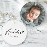 Llavero Foto del corazón de la escritura manuscrita de la<br><div class="desc">Cadena de fotos con el texto "Tía" en un tipo de letra manuscrita con un poco de corazón al final y el año siguiente.</div>