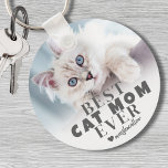 Llavero Foto Mascota personalizada de Cat Mom<br><div class="desc">Mejor Keychain Fotográfico Personalizado De La Madre Del Gato. Esta cadena de claves personalizado "Mejor Mamá Gata Nunca" es un gran placer para cualquier amante del gato, diseñada para celebrar el vínculo único entre ella y su amiga. Con una tipografía audaz y moderna sobre un fondo blanco oscuro y suave,...</div>
