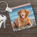 Llavero Foto personalizada del Mascota Keepsake de perro a<br><div class="desc">Crea un keepsake personalizado con esta cadena de fotos del mascota personalizado, perfecta para cualquier madre de perro, papá de perro o amante de mascotas. Aprecie a su amigo peludo añadiendo su foto favorita, o utilice dos imágenes diferentes para cada lado. Esta cadena de claves única hace un regalo para...</div>