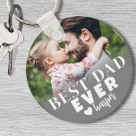 Llavero Foto personalizada del mejor padre de la historia<br><div class="desc">La cadena fotográfica personalizada Best Dad. Esta cadena de claves personalizada de "Mejor Papá Nunca" es un recuerdo significativo diseñado para celebrar a papá y su rol único dondequiera que vaya. Diseñado con una tipografía audaz y moderna, incluye el "Mejor Padre de la Historia" con la opción de cambiar al...</div>